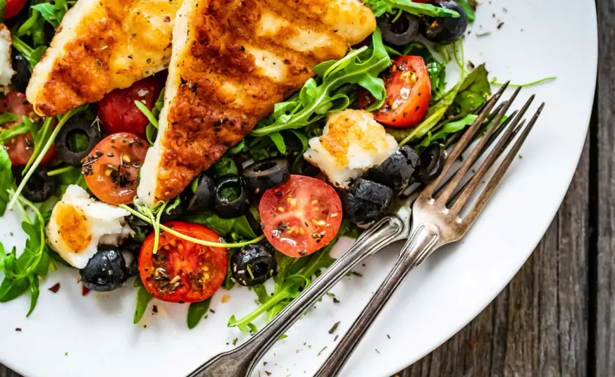 Sałatka z halloumi - przepis na idealny obiad (i nie tylko!)