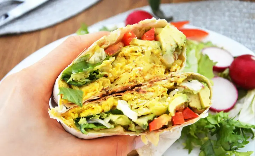 Śniadaniowa tortilla z jajecznicą - jak zrobić idealny wrap?