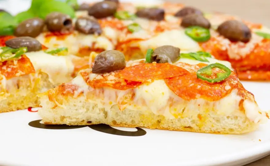 Pizza z patelni - idealna bez piekarnika? Sprawdź!