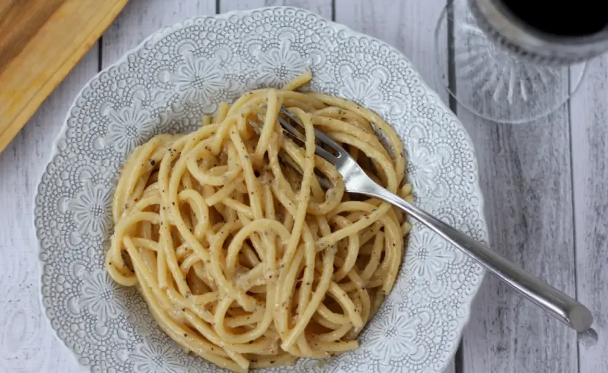 Cacio e Pepe - Jak zrobić idealny kremowy makaron bez grudek?