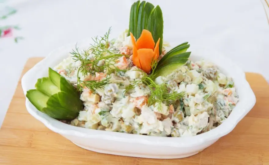 Sałatka z tuńczykiem i ryżem - przepis idealny na lunch