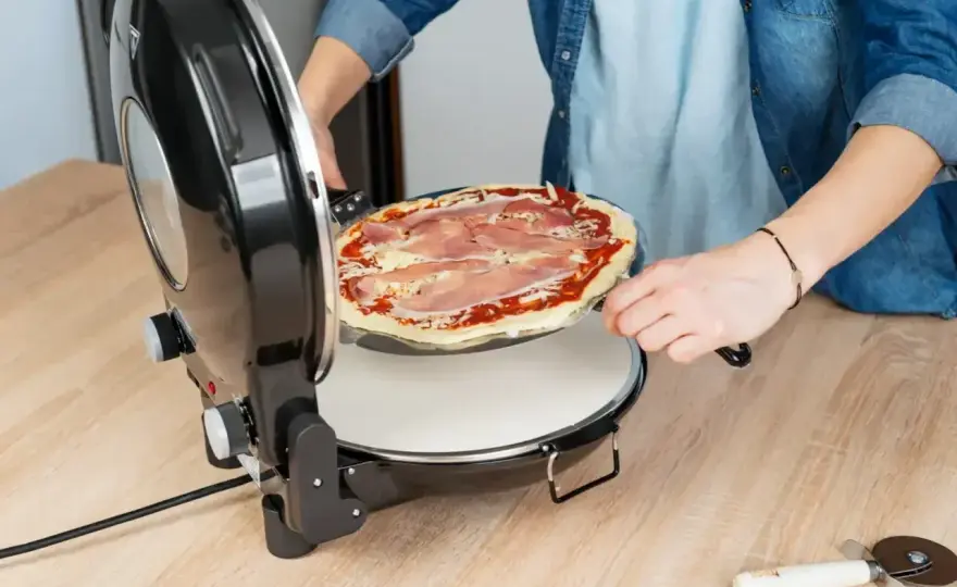 Ile piec pizzę w piekarniku? Idealny czas i temp.
