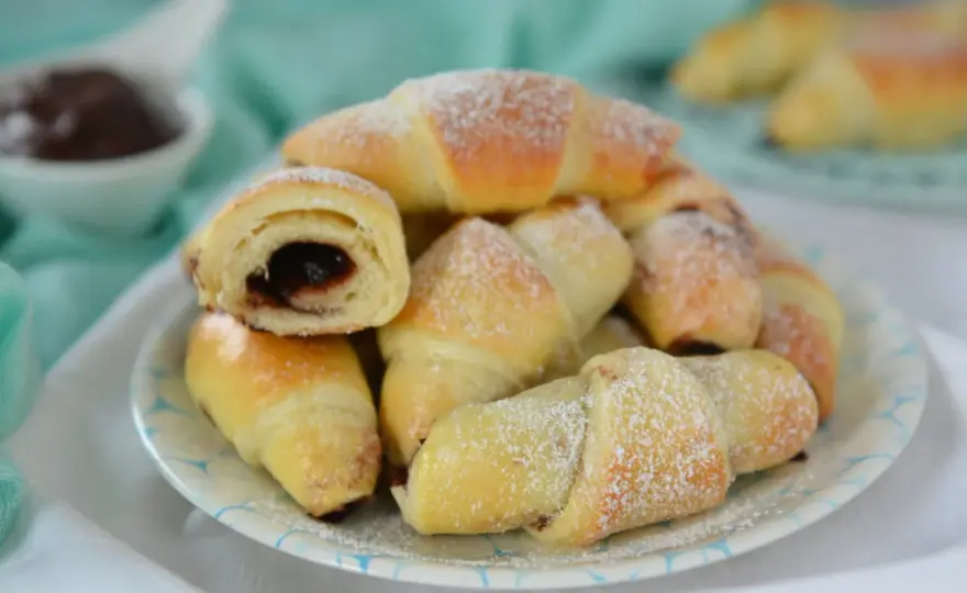 Rogaliki z marmoladą – idealne ciasto, bez wypływania!