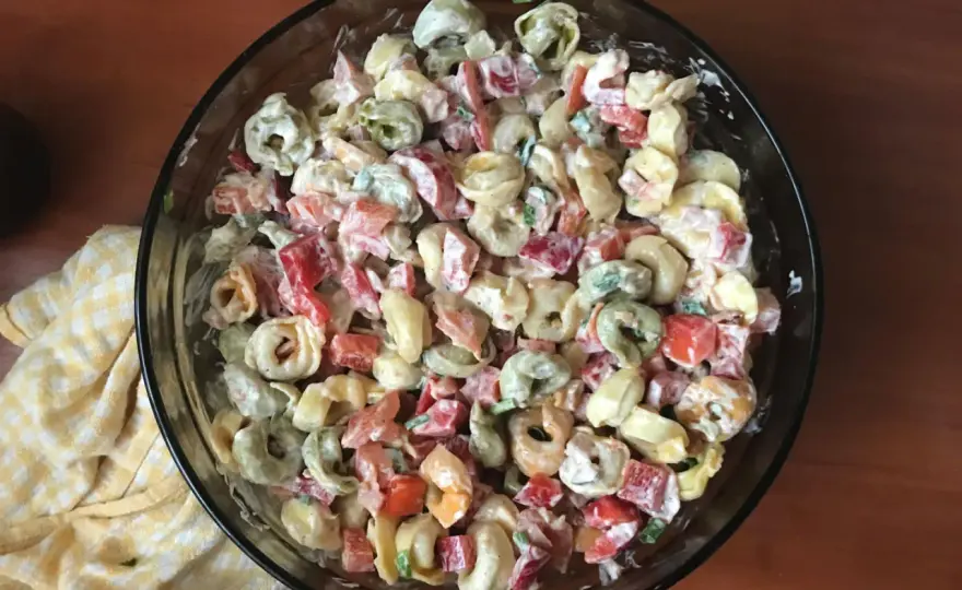 Sałatka z tortellini - jak zrobić idealną? Sprawdź!