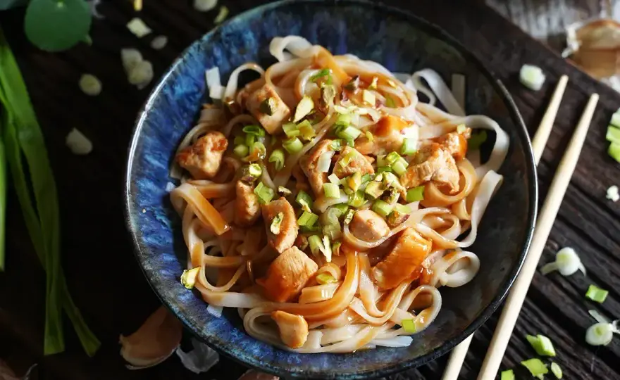 Makaron ryżowy z warzywami - Przepis na idealne stir-fry