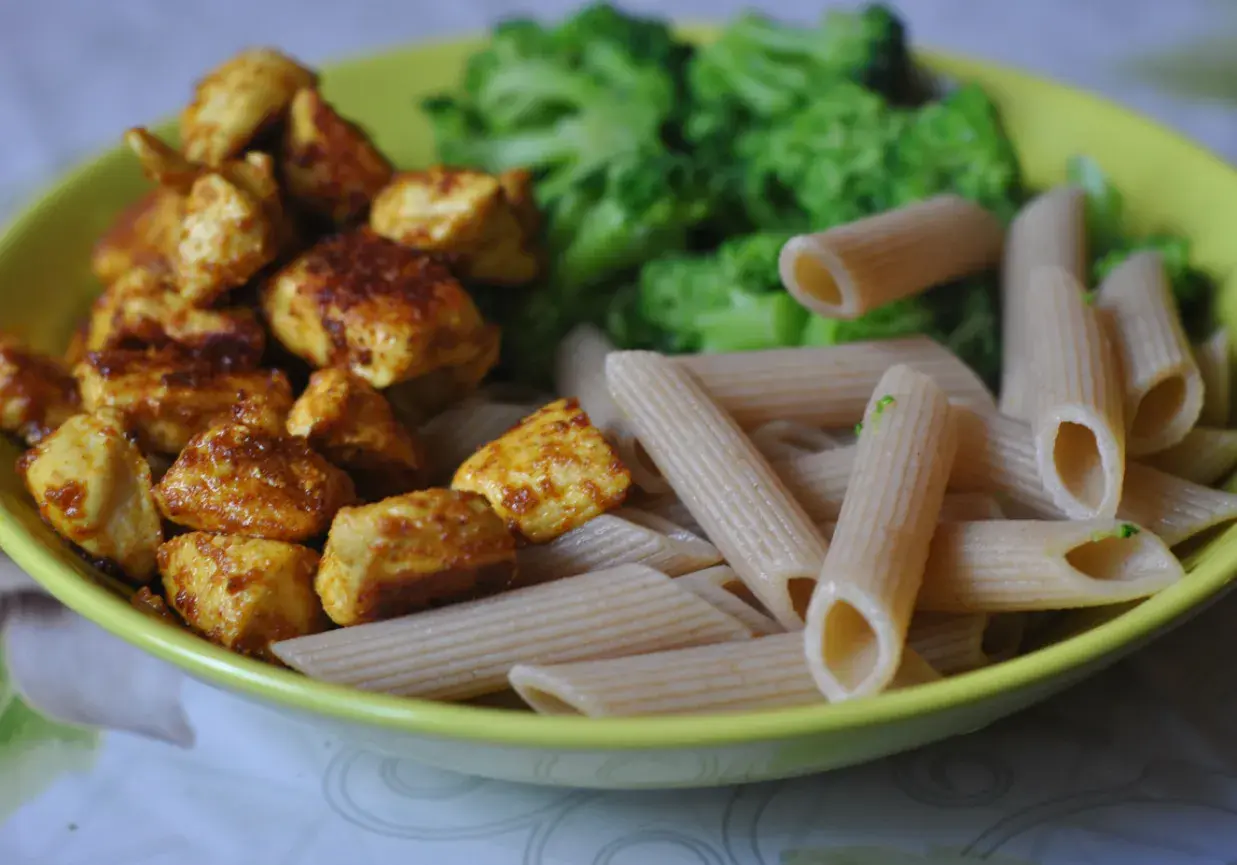 Penne z kurczakiem i brokułami na talerzu. Idealny, mega szybki obiad dla każdego, kto ceni smak i czas.