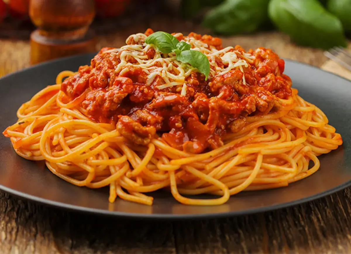 Pyszne spaghetti bolognese, idealne na obiad. Ten przepis na spaghetti bolognese zachwyci każdego.