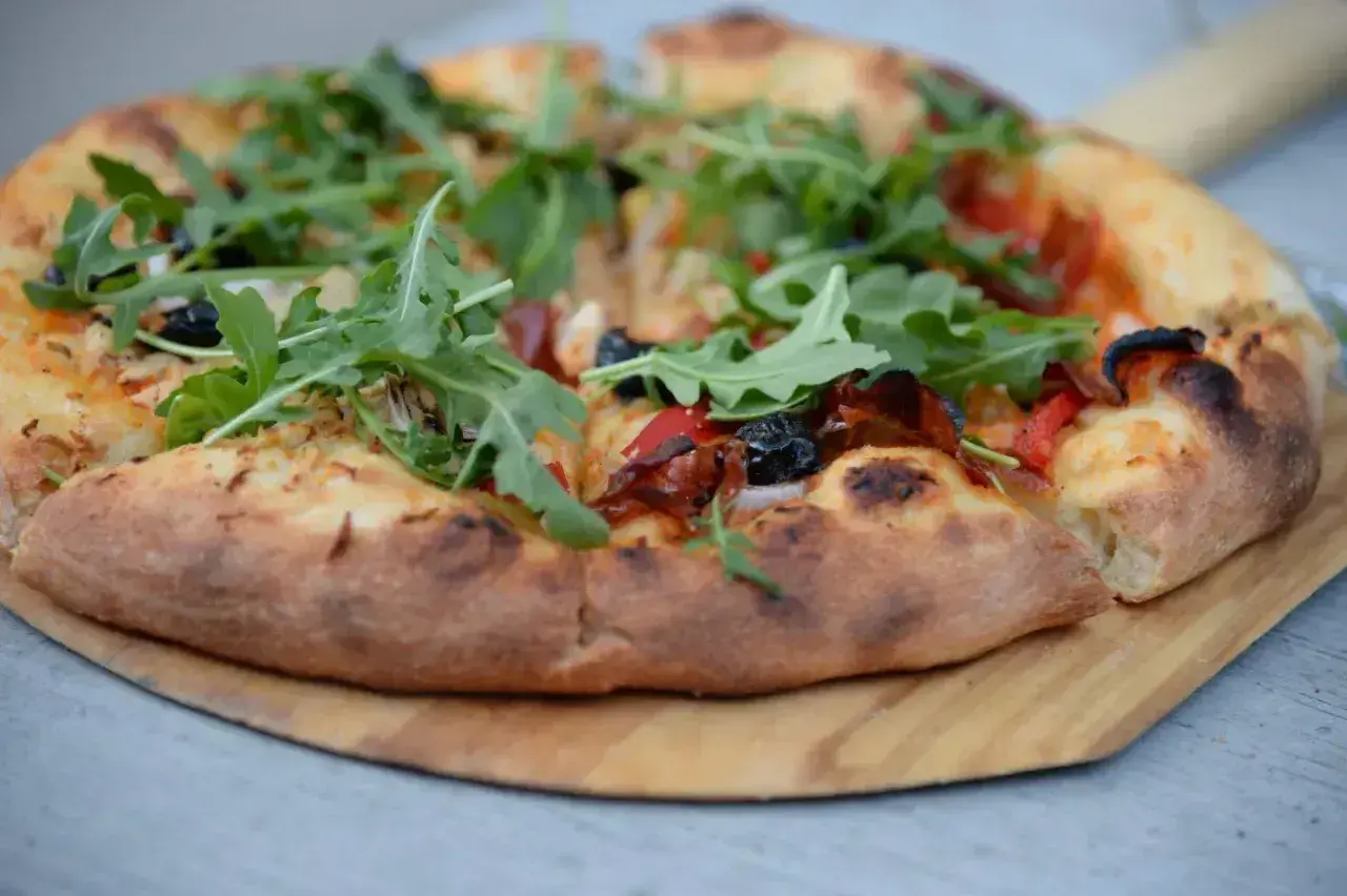Pyszna pizza z rukolą i oliwkami. Idealna na szybki przepis na ciasto do pizzy, gdy masz ochotę na coś pysznego.