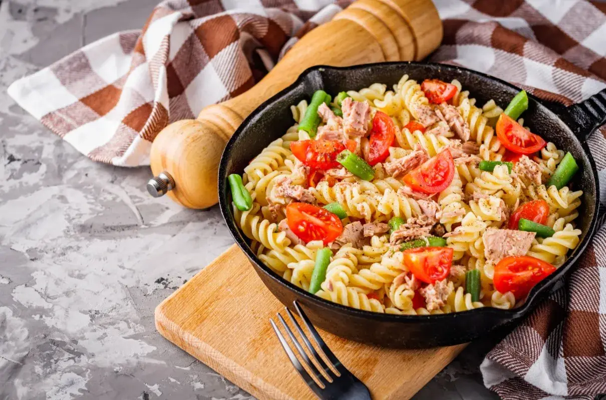 Szybki obiad z niczego: makaron fusilli z tuńczykiem, pomidorkami i fasolką szparagową w patelni.