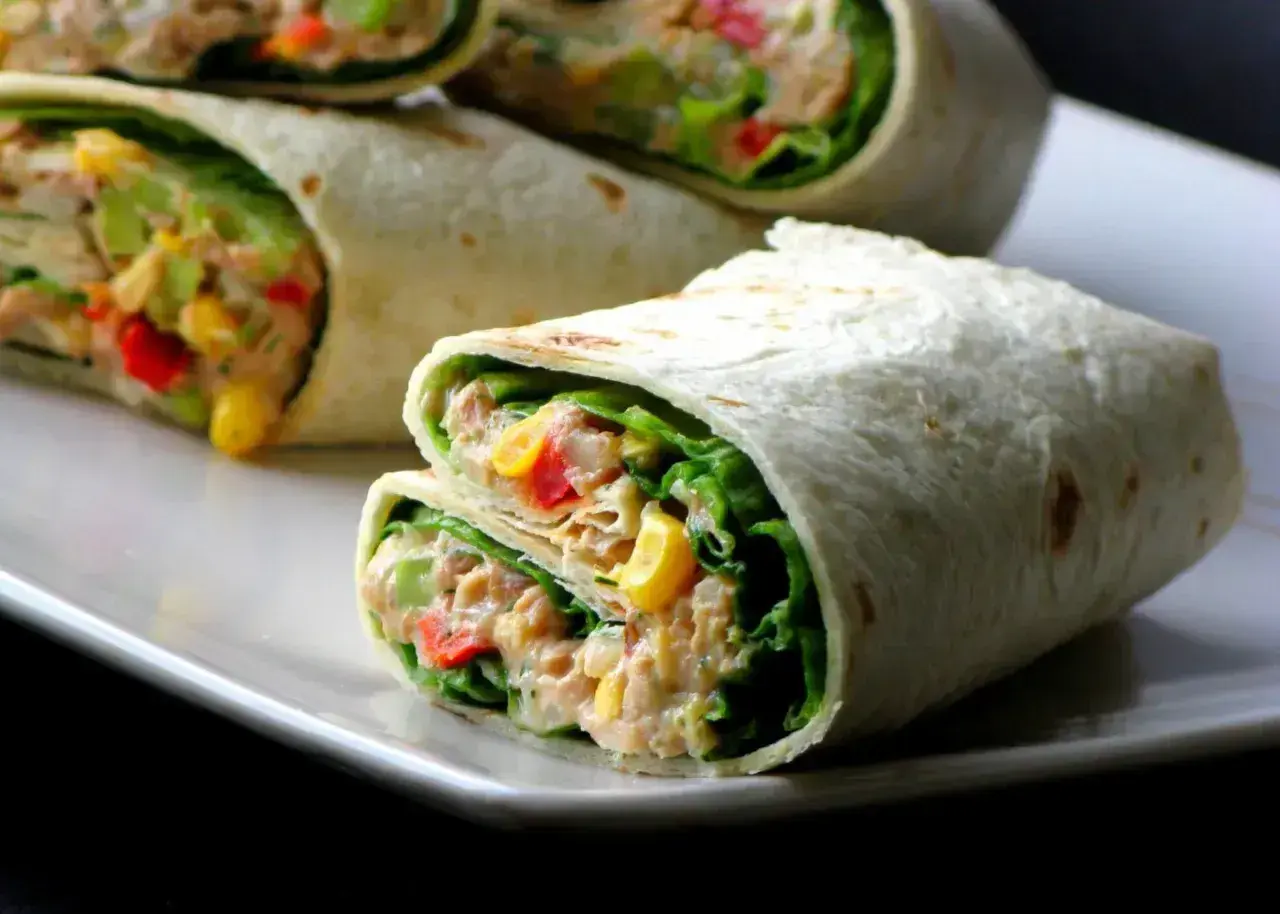 Pyszna tortilla na zimno z tuńczykiem, kukurydzą, papryką i sałatą. Idealna na szybki lunch.