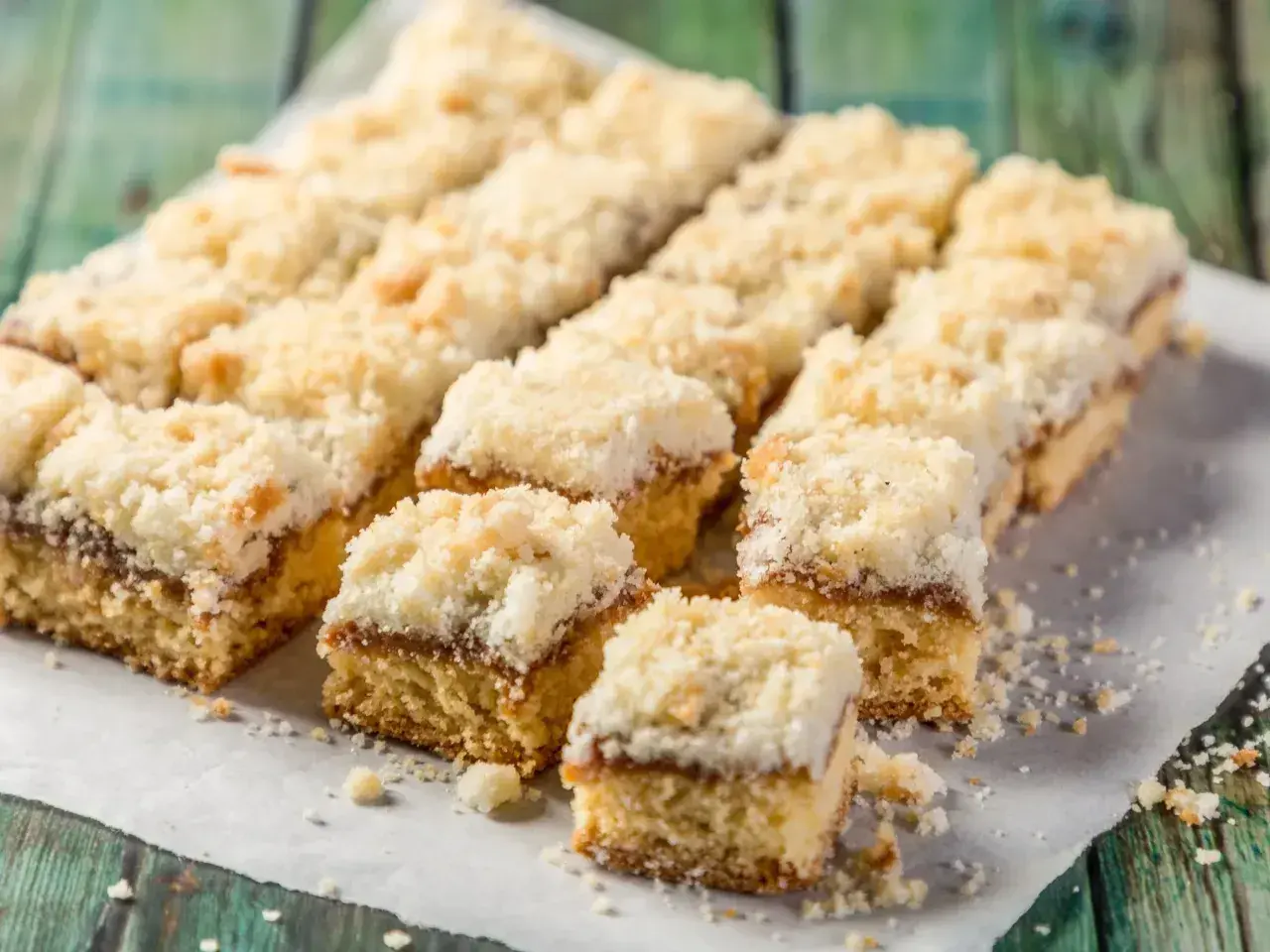 Szybkie ciasto na niedzielę do kawy, pokrojone w kostkę, z warstwą dżemu i kruszonką. Idealne na leniwe popołudnie.