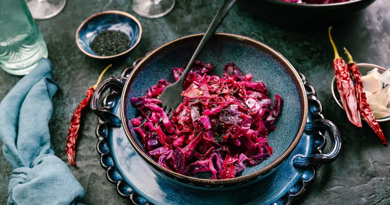 Aksamitna surówka z czerwonej kapusty, doprawiona czarnym sezamem i papryczkami chili, czeka na widelcu.