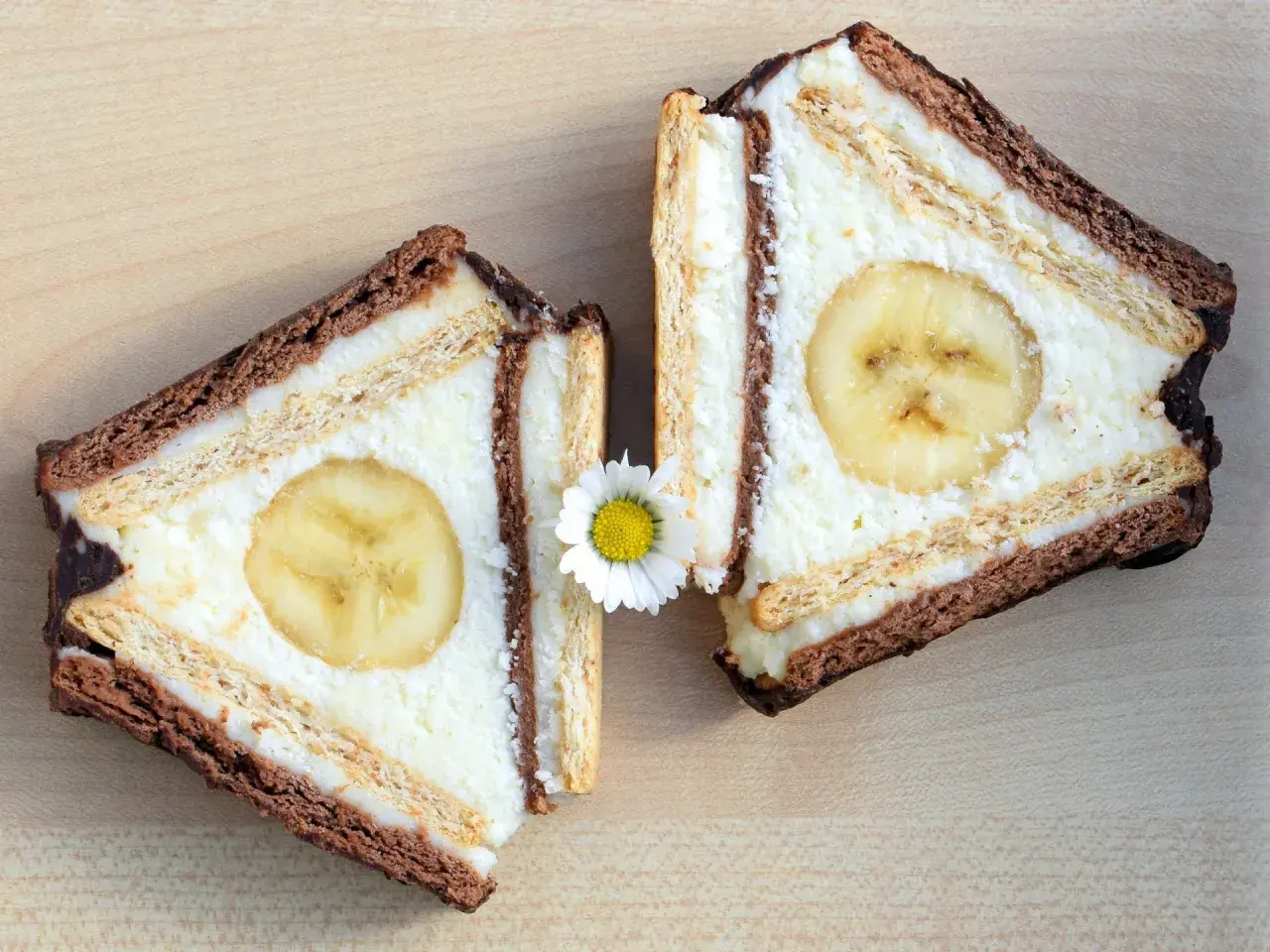 Dwa kawałki ciasta z bananem i kremem, jak z Chatki Puchatka.
