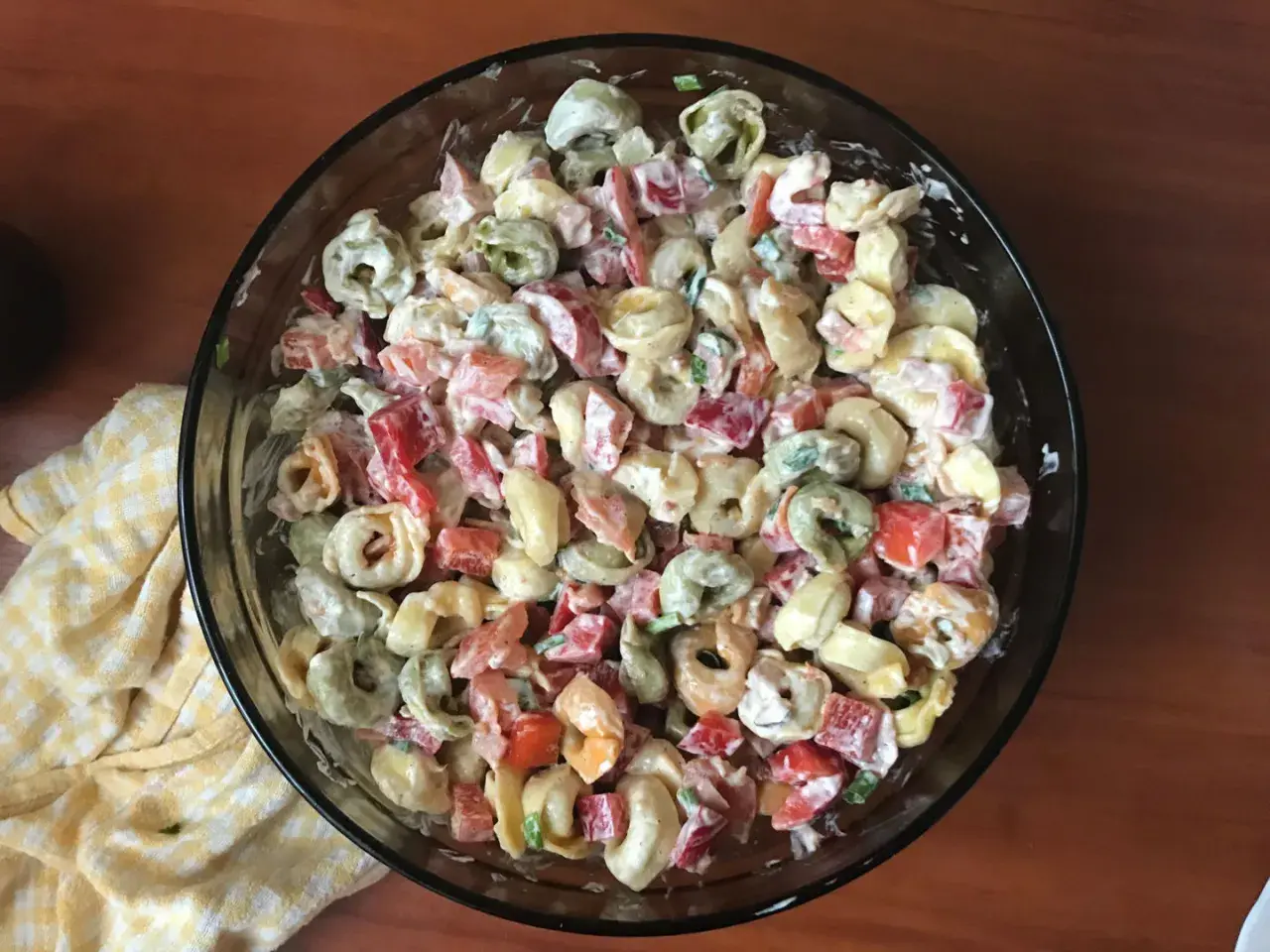 Mieszanka tortellini, papryki i zielonej cebulki w kremowym sosie. Idealna na letnie przyjęcie, to najlepsza sałatka z tortellini!