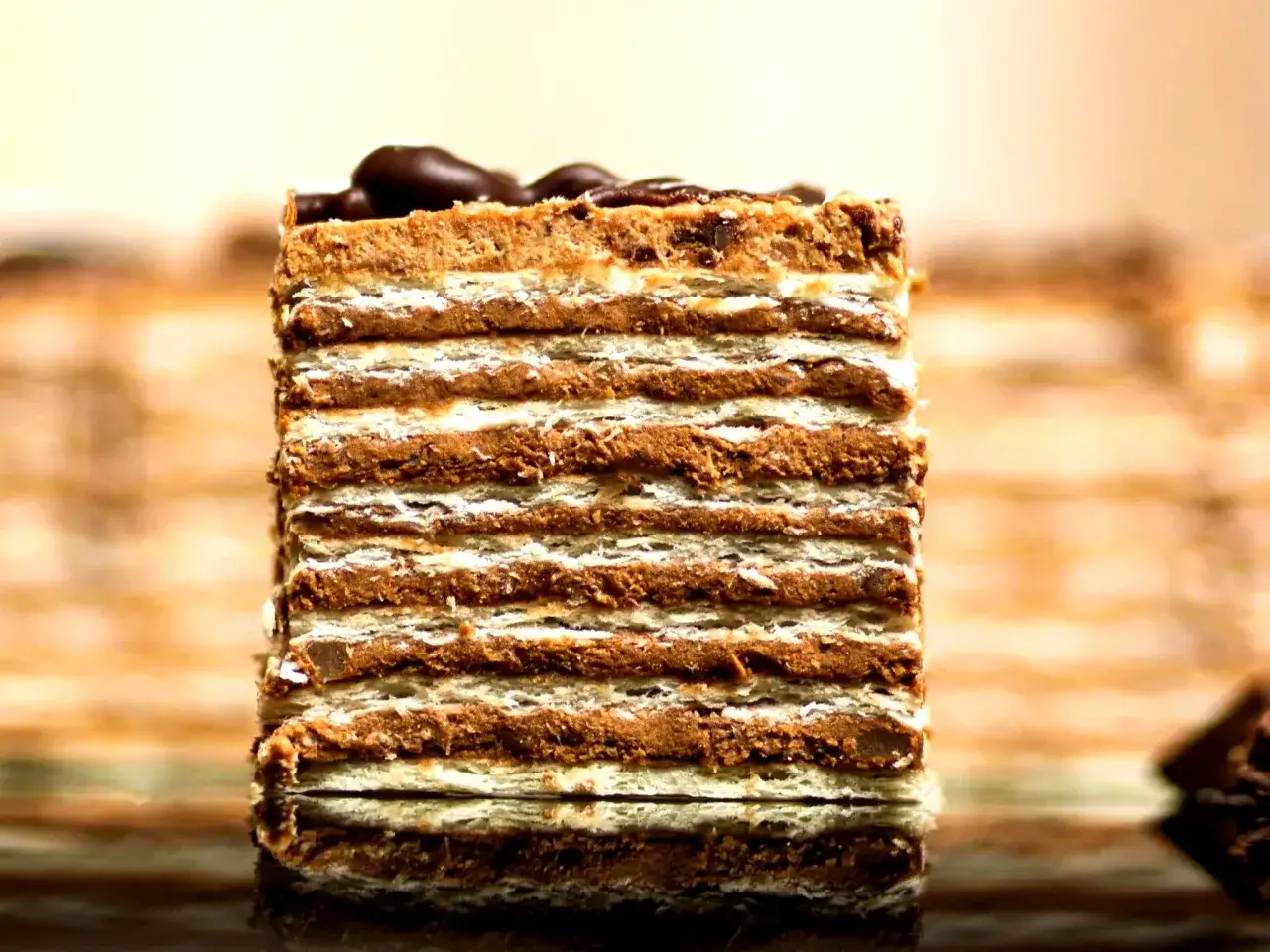 Warstwowe ciasto Milky Way z kremem czekoladowym i wafelkami. Wygląda jak deser z innej galaktyki!