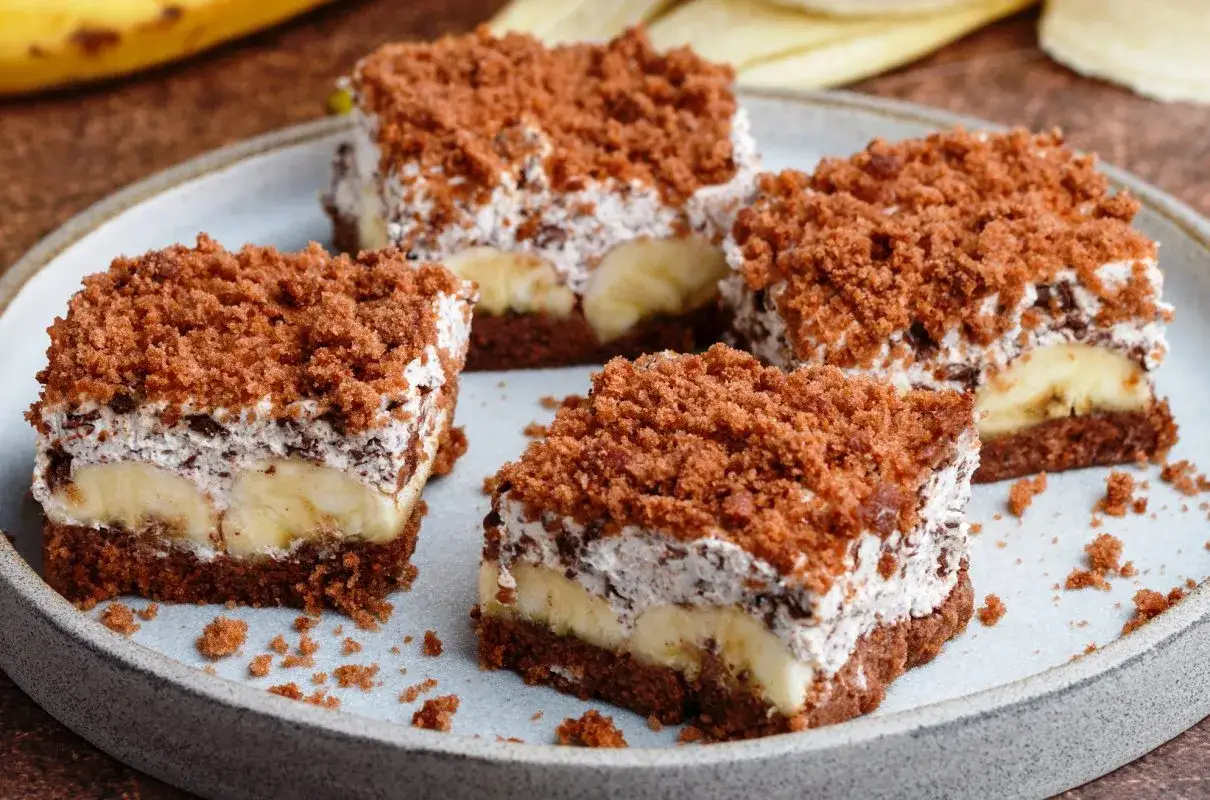 Czekoladowe ciasto z bananami i kremem, posypane kruszonką. Idealny kopiec kreta przepis na deser.