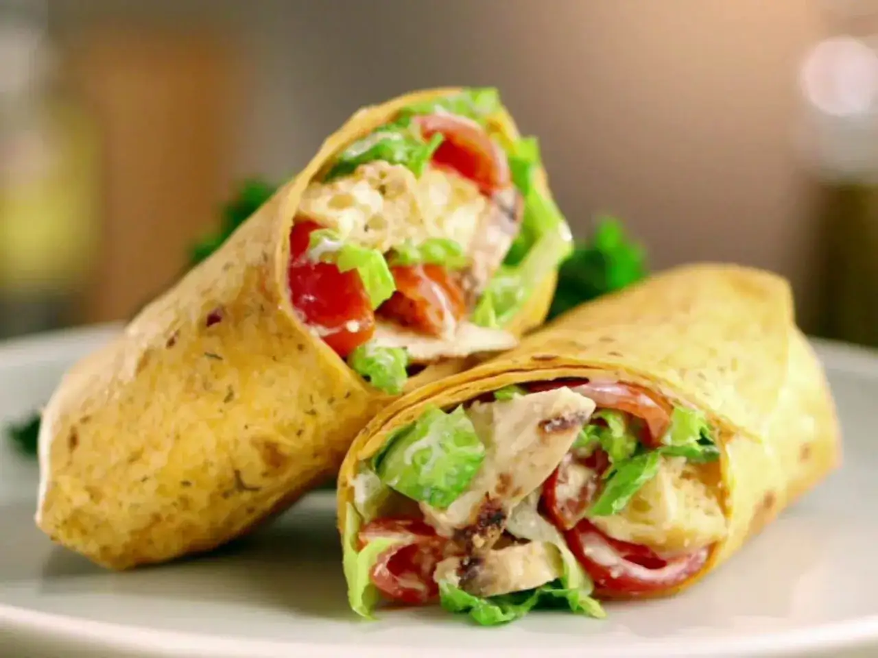 Pyszna tortilla z kurczakiem, świeżą sałatą i pomidorami, zawinięta w złocisty placek. Idealna na szybki posiłek.