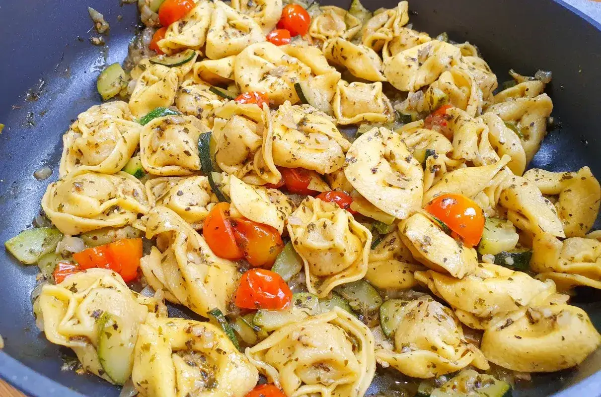 Tortellini z cukinią i pomidorkami koktajlowymi, doprawione ziołami. Idealny, mega szybki obiad na patelni.