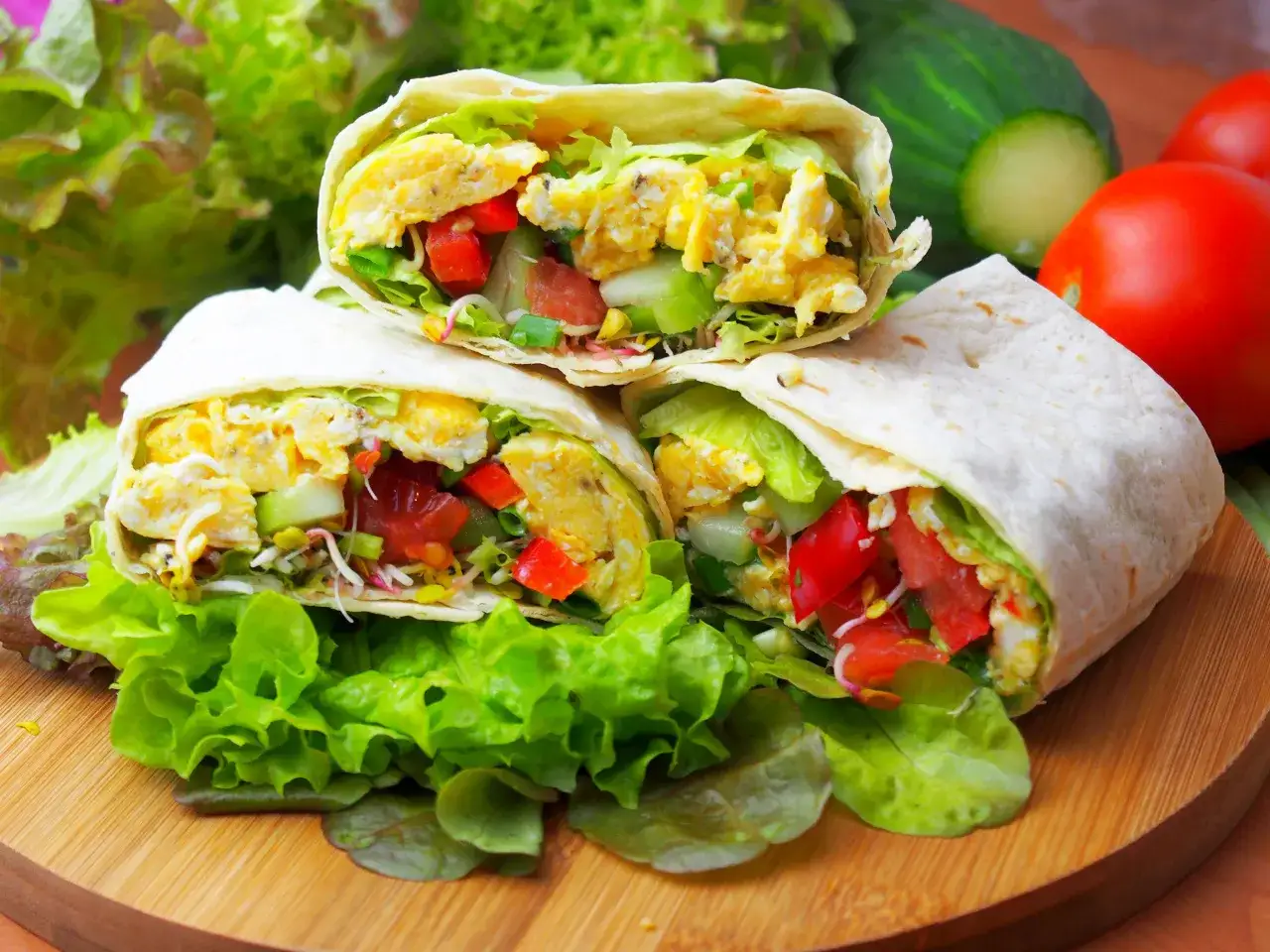 Pyszna tortilla z jajecznicą, świeżymi warzywami i kiełkami. Idealna na szybkie śniadanie lub lunch.